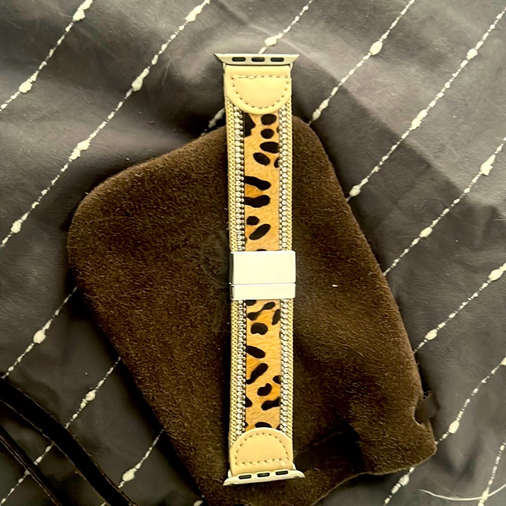 Very Pretty Apple Band for Series 4-7.  Bought 2 by mistake